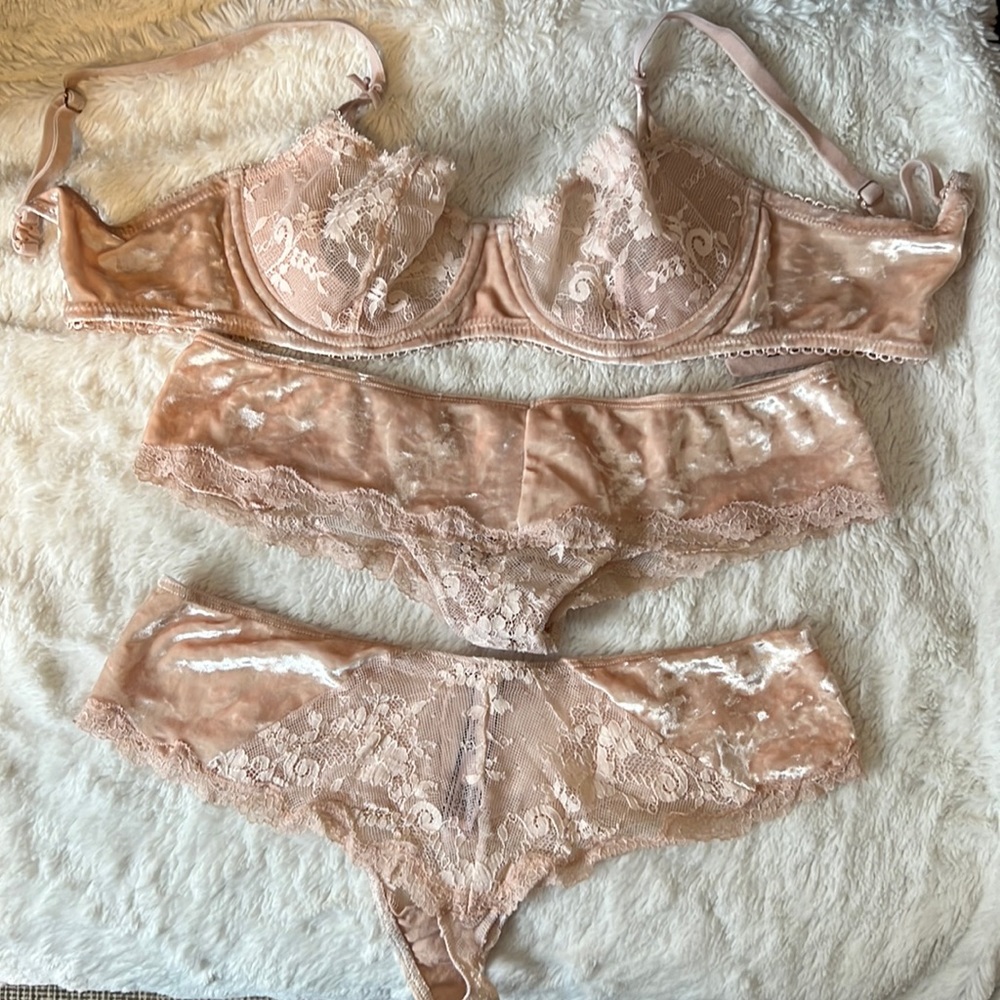 Dream Angels Bra + 2 matching panties